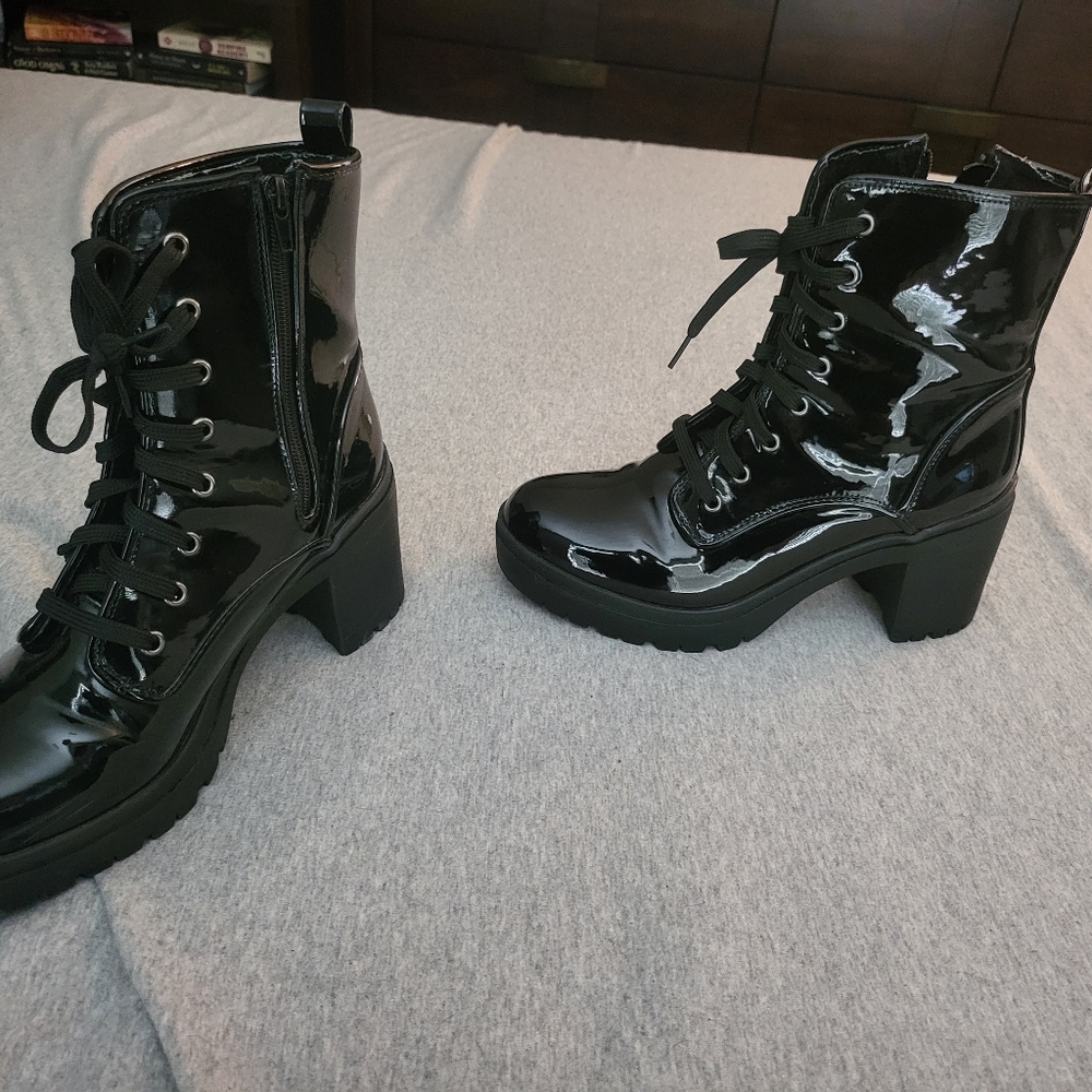 Boots - Picture 3 of 6